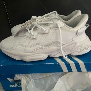 Brand new ADIDAS OZWEEGO size 8